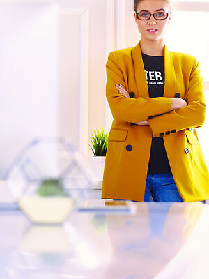 포토 JPG 해외이미지 백인 직업 라이프스타일 여자 행복 생각 비즈니스 사업가 탁자 노동자 거리 주택 직장 실내 한명 서기 사람 앉기 정장 노트북 컴퓨터 사무실 우주 업무 비즈니스맨 비즈니스우먼 작음 종업원 가득함 책상 경영자 긍정 길이 경영 배려 프리랜서 해외202309 해외포토 서양인 1 옷 남자 감정 가구 컨셉 회사 모션 내부 건물 생활 전자제품 작업 직장인 크기 리더 파일형식