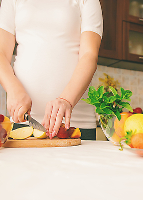 포토 JPG 해외이미지 그릇 여자 행복 도마 건강 관리 한명 성인 주방 임산부 임신 사과 자르기 허브 복숭아 식칼 성인여자한명만 해외202309 해외포토 식물 1 식기 감정 과일 모션 주방용품 사람 여자한명만 성인여자만 파일형식