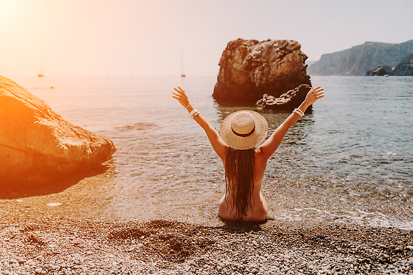 포토 JPG 해외이미지 라이프스타일 여자 행복 바다 여행 자연 하늘 휴가 산 한명 사람 성인 야외 물 파란색 뷰티 여행객 계곡 트래킹 하이킹 추위 자유 정상 셀프카메라 나눔 수평선 해외202309 해외포토 자연요소 1 감정 컬러 컨셉 레저 생활 사진촬영 생태계 파일형식