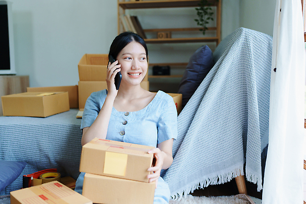 포토 JPG 해외이미지 옷 여자 행복 아시아 백그라운드 컨셉 인터넷 비즈니스 포장 사업가 성공 주택 한명 미소 동양인 노트북 스마트폰 컴퓨터 상자 알약 판매 상점 비즈니스우먼 상품 상인 고객 확인 온라인쇼핑 패키지 질서 획득 온라인 주인 짐싸기 전자상거래 마케팅 프리랜서 해외202309 해외포토 직업 1 감정 나라 표정 사람 인종 건물 전자제품 핸드폰 스마트기기 쇼핑 약 예절 직장인 파일형식