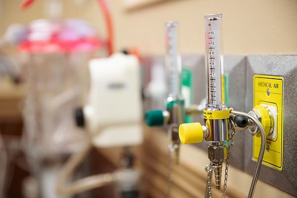 포토 JPG 해외이미지 벽 의료기기 건강 병원 사람없음 치료 약 장비 환자 기구 긴급 도움 호흡기관 호흡 질병 구급차 구조원 탱크 처방 가스 테라피 산소 게이지 돌봄 압력 어려움 제어 천식 헬프 코로나바이러스 해외202309 해외포토 직업 컨셉 의학 모션 자동차 뷰티 장기_의학 원소 바이러스 파일형식