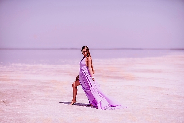 포토 JPG 해외이미지 전신 원피스 여자 바다 한명 성인 옆모습 화려 소금 성인여자한명만 핑크리본 해외202309 해외포토 1 옷 리본 뷰포인트 컨셉 사람 여자한명만 성인여자만 파일형식