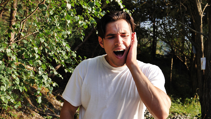 포토 JPG 해외이미지 백인 1 손 응시 남자 얼굴 백그라운드 자연 스트레스 아이디어 건강 치과 한명 사람 성인 야외 유행 고통 터치 흰색 표현 자신감 입 치아 질병 상처 문제 돌봄 썩음 치통 해외202309 해외포토 서양인 시선 감정 컬러 컨셉 의학 모션 병원 신체부위 소화기관 생태계 파일형식