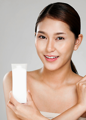 포토 JPG 해외이미지 여자 한명 들기 동양인 상반신 성인 앞모습 화장품 성인여자한명만 해외202309 해외포토 1 뷰포인트 모션 사람 인종 뷰티 여자한명만 성인여자만 파일형식