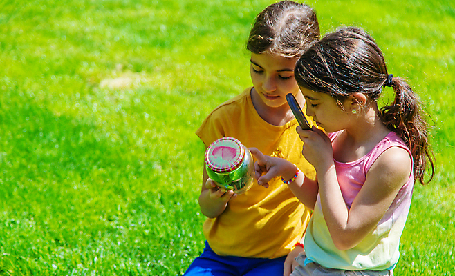 포토 JPG 해외이미지 여자 어린이 자연 돋보기 유리병 들기 상반신 야외 두명 관찰 소녀만 해외포토 모션 병_용기 사람 생태계 여자만 어린이만 파일형식
