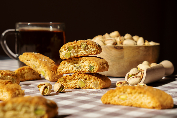 포토 JPG 해외이미지 단면 잔 사람없음 쌓기 쿠키 주걱 나무그릇 피스타치오 홈메이드 비스코티 비건 해외202309 해외포토 그릇 식기 빵 모션 주방용품 디저트 목재 견과류 만들기 채식주의자 파일형식