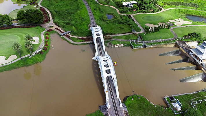 포토 JPG 해외이미지 디자인 산업 여행 백그라운드 건축양식 교통시설 모션 태국 자연 산 안테나 동양인 풍경 사람없음 야외 건물 물 여름 강 뷰티 여행객 환경 계곡 기찻길 기차 수확 흰색 시골 역사 역 방향 장면 공학 내추럴 항공촬영 랜드마크 선로 옛날 해외202309 해외포토 자연요소 건축물 계절 교육 건축 아시아 육상교통 뷰포인트 컬러 교통 농업 통신 대중교통 사람 인종 시설 생태계 파일형식