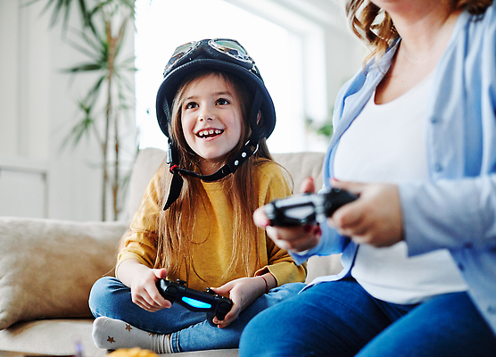 포토 JPG 해외이미지 백인 라이프스타일 여자 딸 행복 어린이 가족 놀이 엄마 주택 함께함 실내 사랑 미소 웃음 사람 두명 뷰티 텔레비전 침묵 기쁨 육아 게임 축하 결합 조이스틱 동영상 패드 위로 관리자 해외202309 해외포토 서양인 감정 컨셉 관계 표정 내부 건물 생활 전자제품 소리 게임기 파일형식