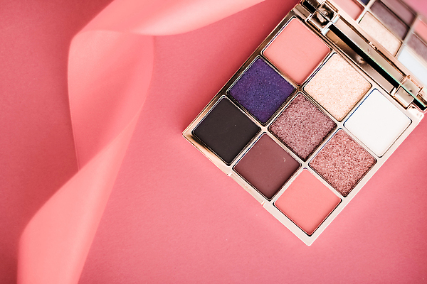포토 JPG 해외이미지 리본 사람없음 화장품 화려 팔레트 오브젝트 눈화장 아이섀도 섀도우팔레트 분홍색배경 해외포토 분홍색 백그라운드 컨셉 화장 뷰티 파일형식