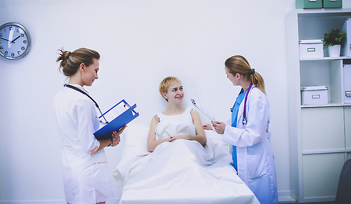 포토 JPG 해외이미지 백인 직업 1 라이프스타일 여자 행복 안경 과학 백그라운드 청진기 노동자 실내 건강 실험 사람 성인 세명 약 카메라 듣기 간호사 의사 코트 흰색 허리 슛 고립 해외202309 해외포토 서양인 잡화 감정 컬러 의학 의료기기 모션 내부 생활 신체부위 전자제품 외투 의료진 파일형식