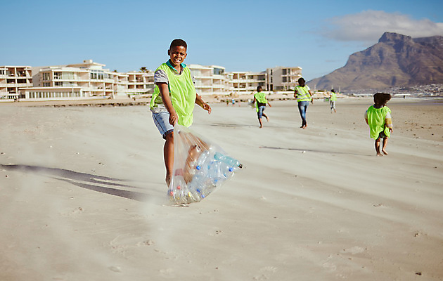 포토 JPG 해외이미지 전신 여자 남자 행복 어린이 바다 함께함 들기 여러명 성인 모래사장 자연보호 그린캠페인 쓰레기 청소 쓰레기봉투 해외202309 해외포토 감정 캠페인 다수 컨셉 모션 자연 봉투 사람 보호 파일형식