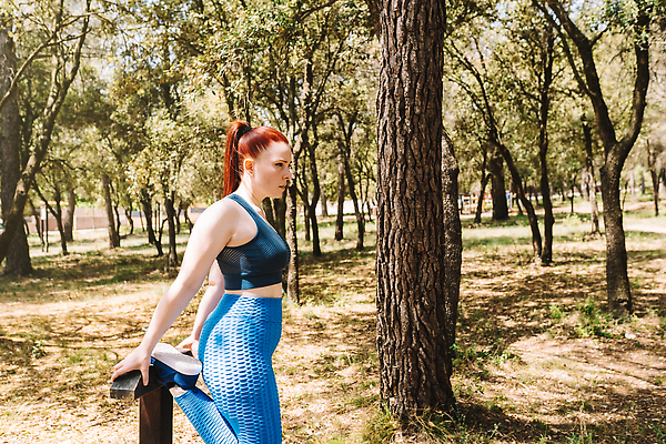 포토 JPG 해외이미지 백인 웰빙 여자 행복 스포츠 포즈 신체 모션 휴식 건강 피곤 설명 한명 사람 야외 치료 운동복 달리기 조깅 운동 스트레칭 화목 고요 활발 작업 준비 주말 일요일 연극 개발 바디케어 운동가 해외202309 해외포토 서양인 1 옷 감정 컨셉 의학 문화예술 요일 파일형식