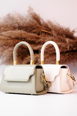 포토 JPG 해외이미지 스튜디오촬영 디자인 옷 꽃 꽃다발 백그라운드 2 가방 건조 손잡이 사람없음 장식 초록색 갈색 유행 핸드백 흰색 지갑 황금 고급 우아함 상품 가죽 오브젝트 고립 구성 스타일 해외202309 해외포토 식물 잡화 컬러 컨셉 실내 파일형식