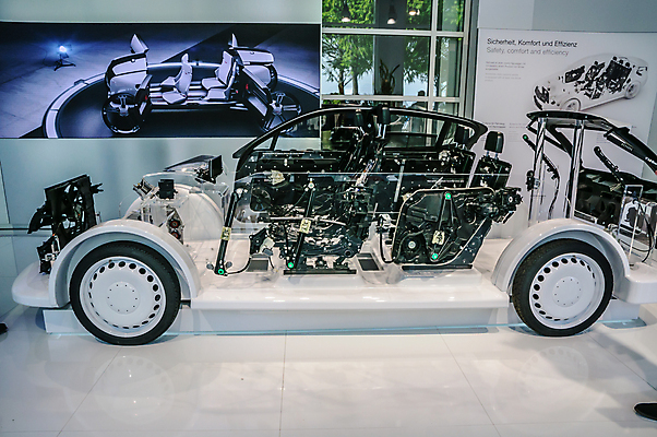 포토 JPG 해외이미지 모델 유럽 컨셉 교통시설 자동차 이벤트 사람없음 세계 상점 힘 흰색 고급 전시회 속도 쇼 2015년 공평 모터쇼 자동 해외202309 해외포토 나라 육상교통 컬러 교통 전시 연도 시설 파일형식