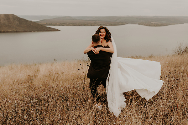 포토 JPG 해외이미지 커플 드레스 행복 감정 실루엣 얼굴 바다 신랑 결혼 2 오렌지 장신구 가족 관계 포옹 자연 하늘 결혼식 남편 왕관 함께함 발렌타인데이 사랑 사람 야외 두명 여름 강 햇빛 유행 일출 일몰 산책 낭만 신혼여행 흰색 축하 아내 저녁 해외202309 해외포토 옷 계절 컬러 컨셉 과일 안기 데이이벤트 휴식 촬영기법 이벤트 신체부위 태양 노을 야간 생태계 파일형식