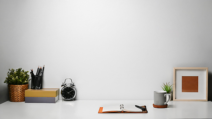 포토 JPG 해외이미지 액자 직장 실내 사람없음 사무실 머그컵 흰색 작업실 연필꽂이 탁상시계 스프링노트 해외202309 해외포토 시계 컬러 회사 비즈니스 문구용품 내부 컵 공책 파일형식