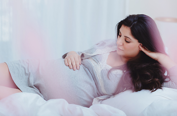 포토 JPG 해외이미지 백인 옷 여자 행복 어린이 가족 엄마 주택 실내 건강 관리 사랑 한명 사람 성인 부모 눕기 뷰티 희망 임산부 임신 침실 방 침대 아기 출산 기다림 작음 부드러움 돌봄 몽환 해외202309 해외포토 서양인 1 감정 가구 컨셉 관계 모션 내부 건물 감각 크기 파일형식