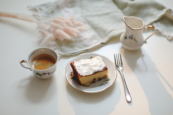 포토 JPG 해외이미지 라이프스타일 디자인 커피 음료 음식 백그라운드 컨셉 유리 탁자 아침 사람없음 내부 컵 갈색 주방 검은색 식사 어둠 카페 우유 에너지 머그컵 흰색 신선 조끼 뜨거움 도자기 아침식사 상쾌 질감 냅킨 아로마 바리스타 향 카푸치노 에스프레소 유리주전자 단절 라떼 아라비카 카페인 미니멀 해외202309 해외포토 주간 직업 식기 감정 컬러 가구 재질 주전자 유제품 생활 상점 외투 파일형식