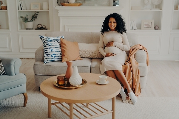 포토 JPG 해외이미지 1 응시 드레스 여자 행복 포즈 흑인 가족 베개 엄마 미래 휴식 친절 주택 사랑 한명 미소 사람 부모 소파 뷰티 희망 임산부 임신 터치 아기 예측 태교 혼혈 해외202309 해외포토 서양인 시선 옷 감정 컨셉 의자 관계 침구 표정 건물 다문화 파일형식