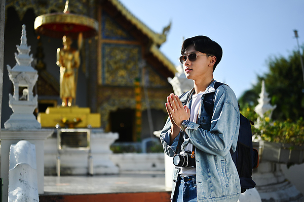 포토 JPG 해외이미지 건축물 남자 태국 한명 동양인 상반신 성인 야외 옆모습 아웃포커스 관광지 선글라스 동상 카메라 기도 손모으기 태국여행 성인남자한명만 해외포토 1 건축 아시아 안경 뷰포인트 해외여행 여행 촬영기법 사람 인종 손짓 전자제품 조형물 기념물 남자한명만 성인남자만 파일형식