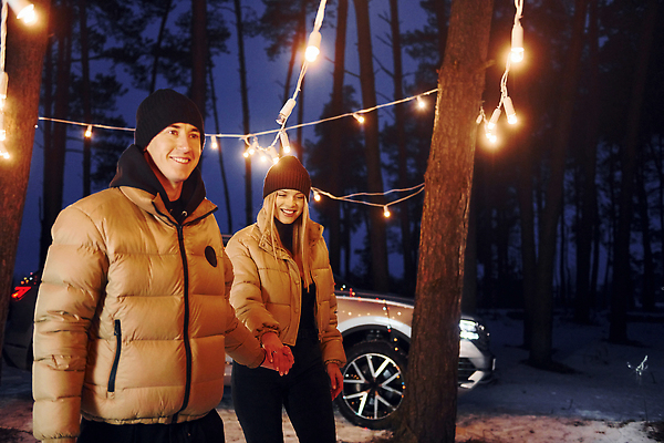 포토 JPG 해외이미지 커플 여자 남자 행복 여행 겨울 전구 자동차 상반신 성인 야외 두명 옆모습 손잡기 야간 패딩 성인만 차박 해외포토 자연요소 계절 감정 육상교통 뷰포인트 관계 모션 사람 점퍼 캠핑 파일형식