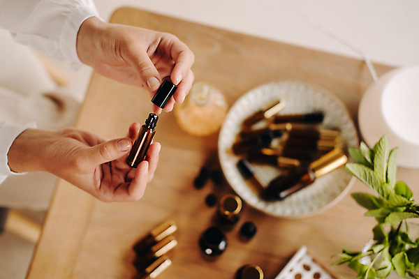 포토 JPG 해외이미지 손 여자 한명 들기 상반신 성인 신체부위 하이앵글 화장품 오일 아로마테라피 테라피 치료사 성인여자한명만 해외202309 해외포토 직업 1 음식 뷰포인트 모션 사람 뷰티 여자한명만 성인여자만 파일형식