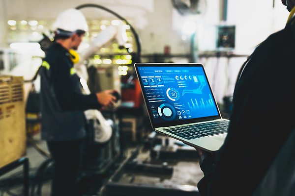 포토 JPG 해외이미지 남자 산업 공장 노동자 작업복 들기 상반신 성인 두명 노트북 기계 과학기술 작업 엔지니어 안전모 프로그래밍 성인남자만 해외202309 해외포토 직업 옷 공업 모션 기술 사람 전자제품 기술자 헬멧 안전장비 개발 남자만 성인만 파일형식