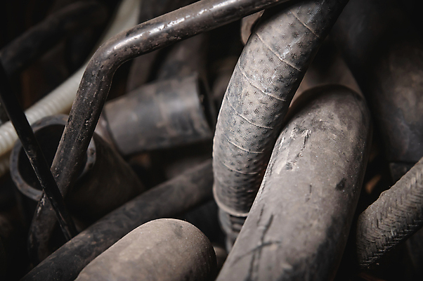 포토 JPG 해외이미지 산업 백그라운드 부분 자동차 사람없음 금속 검은색 기계 수리 서비스 부드러움 호스 튜브 엔진 고무 모터 라디에이터 옛날 자동 중고 차고 철강 해외202309 해외포토 육상교통 컬러 재질 감각 파일형식