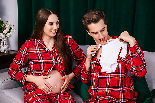 포토 JPG 해외이미지 셔츠 엄마 남편 친절 병원 사랑 두명 임신 기쁨 아기 신생아 아내 아빠 준비 해외202309 해외포토 감정 상의 의학 가족 사람 파일형식