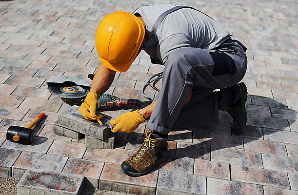 포토 JPG 해외이미지 전신 남자 건축 바닥 작업복 공사 한명 성인 옆모습 건설현장 공구 작업 보행로 무릎꿇기 선긋기 화강암 성인남자한명만 건설근로자 해외202309 해외포토 직업 1 옷 길 뷰포인트 모션 건설업 사람 암석 도구 남자한명만 성인남자만 파일형식