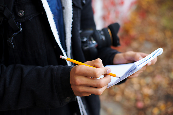 포토 JPG 해외이미지 백인 직업 1 라이프스타일 손 남자 여행 백그라운드 자연 사람 성인 취미 사람없음 연필 카메라 디지털 검은색 사진촬영 공책 장비 가리킴 잡기 업무 자르기 사진사 준비 슛 리포터 해외202309 해외포토 서양인 컬러 모션 문구용품 학용품 손짓 생활 신체부위 전자제품 필기구 촬영 작업 작가 생태계 파일형식