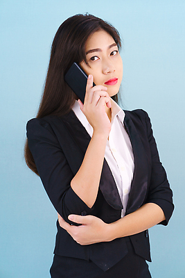 포토 JPG 해외이미지 직업 1 옷 여자 백그라운드 인터넷 비즈니스 모바일 실내 한명 서기 사람 동양인 정장 성인 스마트폰 핸드폰 사무실 뷰티 알약 우주 디지털 스크린 공백 잡기 업무 작업 비즈니스우먼 휴대용 전화기 스마트 쇼 보여주기 고립 카피스페이스 비어있는 해외202309 해외포토 컨셉 모션 인종 내부 전자제품 스마트기기 약 직장인 오브젝트 파일형식