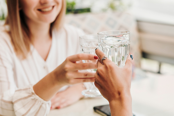 포토 JPG 해외이미지 백인 여자 한명 성인 친구 식당 카페 흰색 아침식사 점심식사 단절 해외202309 해외포토 서양인 1 컬러 관계 사람 상점 식사 파일형식
