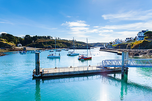 포토 JPG 해외이미지 유럽 바다 섬 여행 건축양식 교통시설 낚시 휴가 주택 등대 항해 풍경 사람없음 물 파란색 마을 항구 프랑스 흰색 보트 정박 포트 대서양 프랑스어 해외202309 해외포토 자연요소 문자 건축 나라 컬러 교통 배_교통 레저 건물 시설 파일형식