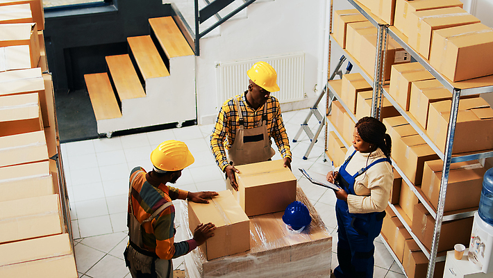 포토 JPG 해외이미지 여자 남자 흑인 노동자 실내 들기 상반신 성인 앞모습 옆모습 세명 상자 작업 안전모 물류창고 체크리스트 성인만 해외202309 해외포토 서양인 직업 뷰포인트 모션 사람 내부 헬멧 안전장비 창고 파일형식