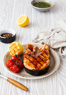 포토 JPG 해외이미지 접시 음식 포크 토마토 스테이크 사람없음 레몬 연어 연어스테이크 해외202309 해외포토 식기 채소 과일 서양음식 어류 파일형식