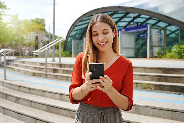 포토 JPG 해외이미지 학생 손 행복 인터넷 비즈니스 통신 거리 세포 한명 사람 야외 10대 스마트폰 핸드폰 뷰티 걷기 맑음 게임 잡기 도시 메시지 도심 연결 무선전화기 전화기 날씬함 히스패닉 셀룰러 브라질사람 밀레니얼 해외202309 해외포토 1 감정 모션 청소년 놀이 날씨 신체부위 경제 전자제품 스마트기기 몸매 파일형식