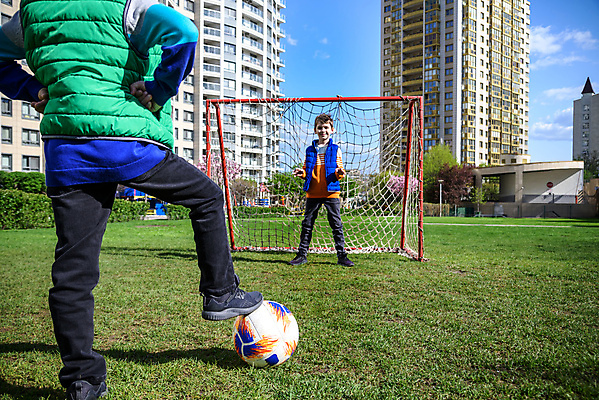 포토 JPG 해외이미지 주간 전신 남자 어린이 축구공 아파트 소년 야외 두명 앞모습 뒷모습 야외활동 축구 축구골대 골키퍼 소년만 해외202309 해외포토 자연요소 뷰포인트 공 축구용품 운동선수 주택 사람 구기 골대 남자만 어린이만 파일형식