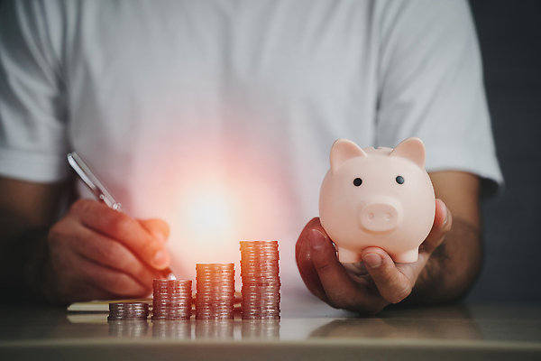 포토 JPG 해외이미지 손 커플 행복 백그라운드 지폐 돈 비즈니스 성공 아이디어 한명 안전 사람 동양인 성인 야외 금융 경제 상자 뷰티 달러 동전 저축 돼지저금통 성장 흰색 돼지 재산 은퇴 보안 투자 이익 대출 넣기 삽입 세금 자금 해외202309 해외포토 1 감정 컬러 컨셉 포유류 관계 모션 인종 신체부위 저금통 파일형식