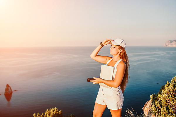 포토 JPG 해외이미지 직업 라이프스타일 여자 행복 커피 바다 여행 인터넷 비즈니스 통신 휴가 휴식 직장 관리 한명 사람 성인 해변 야외 물 여름 노트북 컴퓨터 뷰티 여행객 공책 자유 타이핑 키보드 업무 작업 네트워크 바쁨 멀리 온라인 프리랜서 해외202309 해외포토 자연요소 1 계절 감정 음료 컨셉 회사 문구용품 생활 전자제품 파일형식
