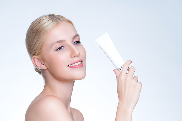 포토 JPG 해외이미지 응시 여자 한명 미소 들기 상반신 성인 뷰티 수분크림 튜브용기 성인여자한명만 해외202309 해외포토 1 시선 모션 표정 사람 화장품 용기_그릇 여자한명만 성인여자만 파일형식