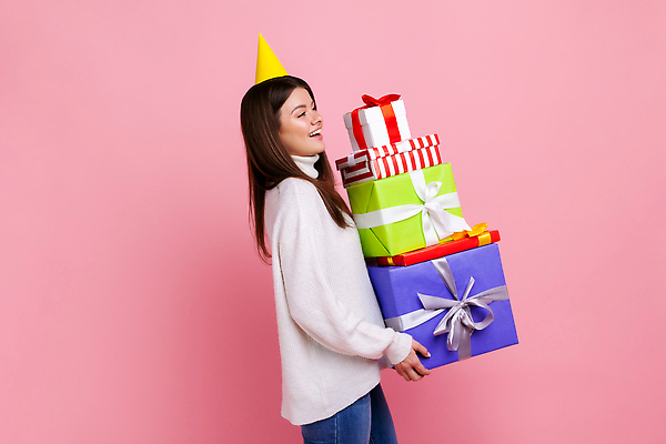 포토 JPG 해외이미지 스튜디오촬영 백인 여자 감정 청소년 휴가 산 기념 갈색머리 실내 선물 한명 미소 사람 이벤트 옆모습 쇼핑 상자 파티 놀람 기쁨 축하 표현 인사 잡기 우승 절약 생일 구매 흥분 원뿔 고립 해외202309 해외포토 도형 서양인 1 헤어스타일 기념일 뷰포인트 컨셉 모션 표정 내부 예절 최고 파일형식