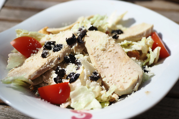 포토 JPG 해외이미지 라이프스타일 백그라운드 토마토 양파 오이 건강 육류 사람없음 초록색 식당 치킨 샐러드 가슴 메뉴 시금치 점심식사 해외202309 해외포토 음식 컬러 채소 식재료 생활 신체부위 상점 식사 닭고기요리 파일형식