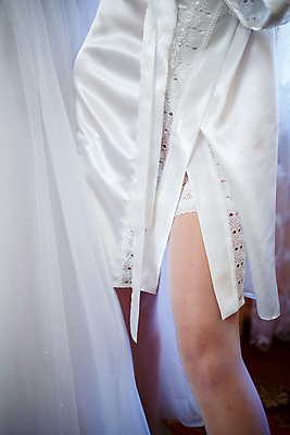 포토 JPG 해외이미지 여자 신부 웨딩드레스 결혼 결혼식 한명 성인 앞모습 하반신 축하 잡기 준비 성인여자한명만 해외202309 해외포토 1 드레스 뷰포인트 컨셉 모션 사람 이벤트 여자한명만 성인여자만 파일형식