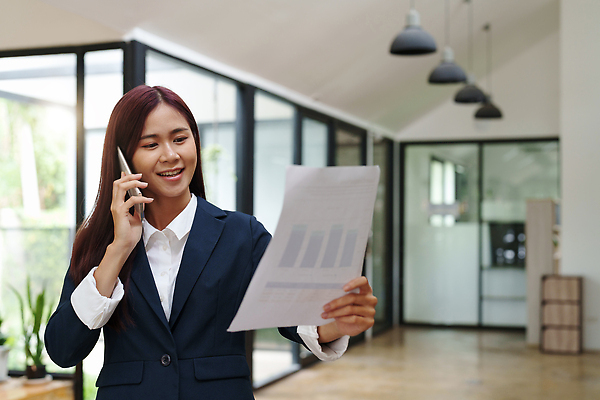 포토 JPG 해외이미지 직업 손 여자 행복 종이 비즈니스 사업가 통신 성공 모바일 직장 대화 한명 사람 금융 노트북 스마트폰 핸드폰 컴퓨터 사무실 업무 작업 비즈니스우먼 계획 종업원 고객 책상 분석 보고서 상담 경영자 문서 투자 부름 온라인 회계 경영 마케팅 프로젝트 회계사 해외202309 해외포토 1 감정 가구 컨셉 회사 모션 말하기 신체부위 경제 전자제품 스마트기기 직장인 리더 파일형식