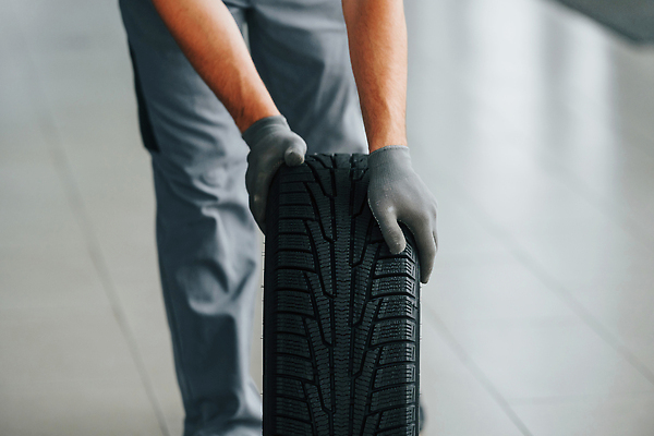 포토 JPG 해외이미지 남자 자동차 한명 성인 앞모습 하반신 잡기 작업 기술자 타이어 열정 정비공 자동차정비 정비소 성인남자한명만 해외202309 해외포토 직업 1 감정 육상교통 뷰포인트 모션 사람 수리 남자한명만 성인남자만 파일형식