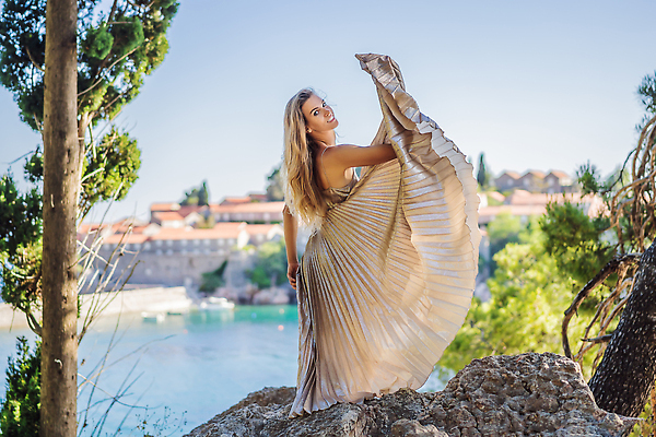 포토 JPG 해외이미지 라이프스타일 드레스 여자 행복 유럽 모래 바다 섬 여행 백그라운드 휴가 주택 한명 해변 야외 물 파란색 뷰티 여행객 일몰 활발 낭만 도시 즐거움 휴양지 타운 몬테네그로 발칸반도 부드바 옛날 해외202309 해외포토 자연요소 1 옷 감정 나라 컬러 컨셉 사람 건물 생활 노을 장소 파일형식