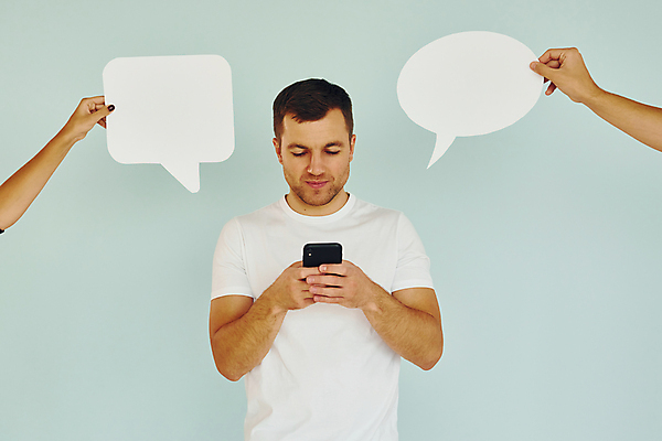 포토 JPG 해외이미지 서양인 손 남자 말풍선 한명 들기 상반신 성인 앞모습 신체부위 스마트폰 팻말 성인남자한명만 카피스페이스 해외202309 해외포토 외국인 1 뷰포인트 모션 프레임 사람 핸드폰 스마트기기 공백 남자한명만 성인남자만 파일형식