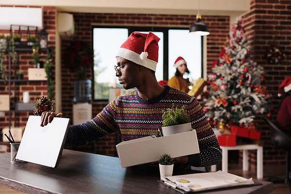 포토 JPG 해외이미지 남자 화분 크리스마스 산타모자 스트레스 직장 한명 들기 상반신 성인 앞모습 아웃포커스 노트북 사무실 크리스마스트리 슬픔 짐 비즈니스맨 실업 책상 정리 짐싸기 해고 서류판 성인남자한명만 해외202309 해외포토 모자_잡화 1 기념일 감정 뷰포인트 가구 회사 비즈니스 모션 촬영기법 사람 전자제품 사무용품 직장인 남자한명만 성인남자만 파일형식