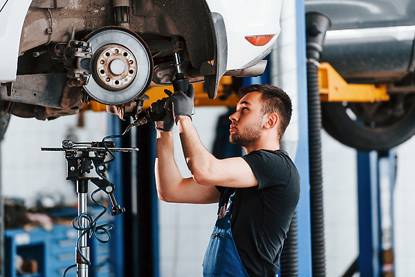 포토 JPG 해외이미지 남자 자동차 한명 상반신 성인 옆모습 기계 작업 기술자 수리 고장 확인 열정 정비공 교체 자동차정비 정비소 성인남자한명만 해외202309 해외포토 직업 1 감정 육상교통 뷰포인트 사람 남자한명만 성인남자만 파일형식